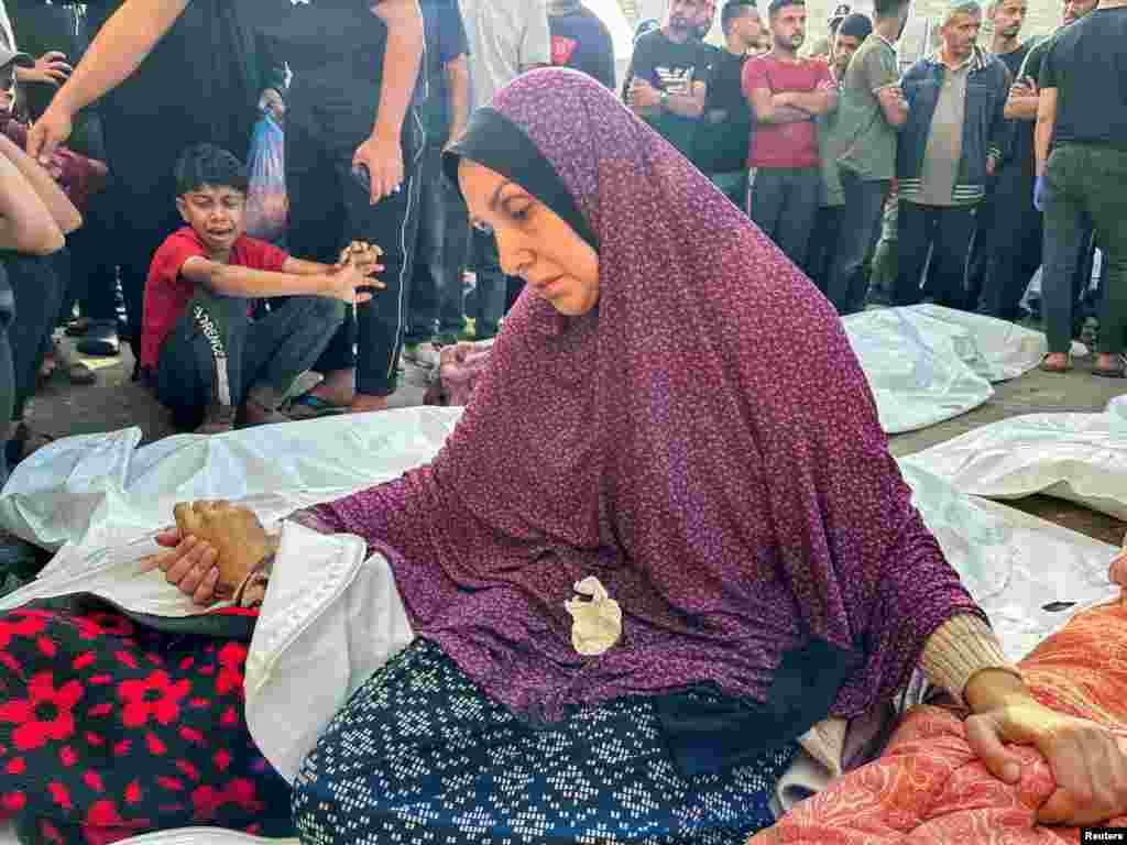 یک زن فلسطینی در مراسم تشییع جنازه همسر و پسرش در غزه &nbsp;