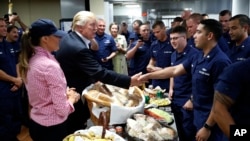 도널드 트럼프 미국 대통령(왼쪽)과 부인 멜라니아
여사가 추수감사절인 23일 플로리다주 리비에라의 해얀경비대를 방문해 샌드위치를 나누어주고 있다.