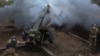 Miembros de la Guardia Nacional de Ucrania disparan un obús D-30 hacia las tropas rusas, en medio del ataque de Rusia a Ucrania, en la región de Járkov, el 5 de octubre de 2022.