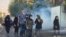 Người biểu tình Iran bị xịt hơi cay ở trước trường Đại học Tehran.