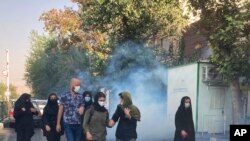 یکم اکتوبرکوتہران یونی ورسٹی کے سامنے پولیس مظاہرین کومنتشرکرنے کے لیے آنسوگیس فائرکر رہی ہے (ٰیہ تصویراے پی نے اپنے طور پرکسی فرد سے حاصل کی)