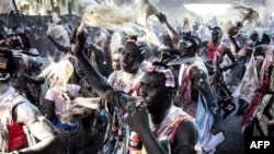 Ces fêtes marquant la fin de l'initiation se déroulent à la fin de l'hivernage vers la fin septembre.