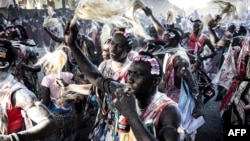 De jeunes hommes lors d'une cérémonie marquant la fin du processus d'initiation annuel à Kabrousse, dans l'ouest de la Casamance, le 27 septembre 2022. AFP / John Wessels