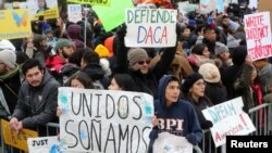 Los manifestantes se reúnen frente a la Corte Suprema de EEUU mientras los jueces escuchaban los argumentos orales sobre el programa de Acción Diferida para los Llegados en la Infancia (DACA) en Washington, 12 de noviembre de 2019 .