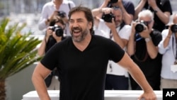 Javier Bardem dalam sesi pemotretan pada festival film internasional ke-75, Cannes, Prancis selatan, 27 Mei 2022. (Joel C Ryan/Invision/AP)