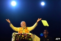 Perdana Menteri India Narendra Modi dalam peresmian acara 'Deepotsav' pada malam Diwali, festival cahaya Hindu, di Ayodhya, 23 Oktober 2022. (SANJAY KANOJIA / AFP)