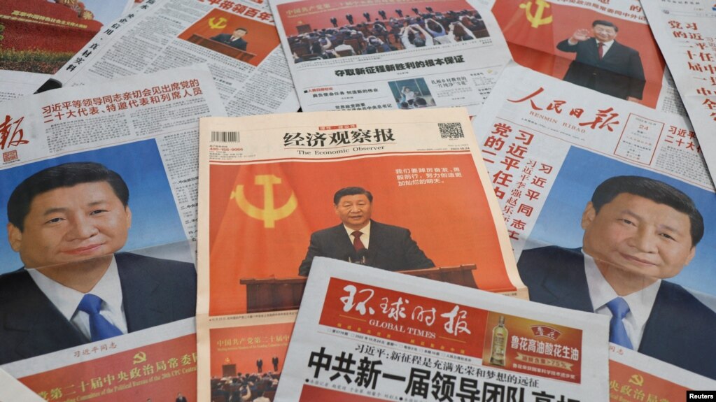 中国国家主席习近平和其领导的新一届政治局常委的报纸报道（2022年10月24日）。(photo:VOA)