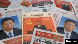 中国国家主席习近平和其领导的新一届政治局常委的报纸报道（2022年10月24日）。