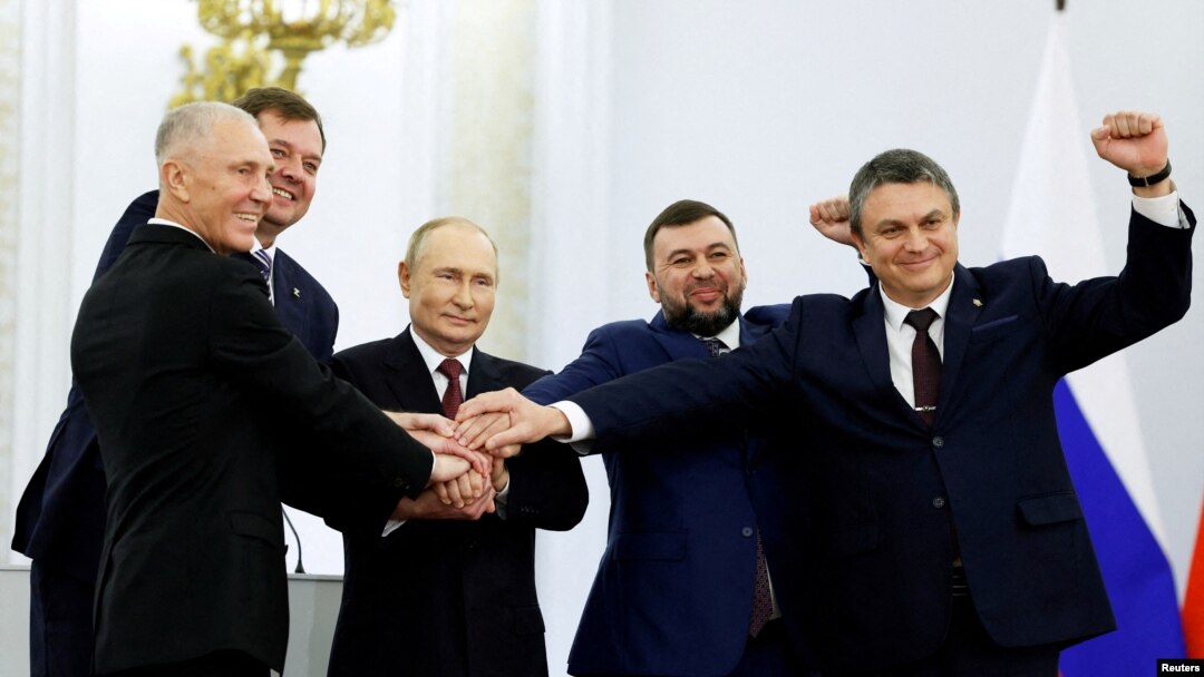 Perezida Vladimir Putin n'abategetsi bashya yashyizeho mu ntara 4 za Ukraine Uburusiya bwigaruriye.