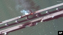 Супутніковий знімок вибуху на Кримському мості. MAXAR/AP, фото зроблене 8 жовтня 2022 року 