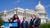 La representante Pramila Jayapal habla en una conferencia de prensa del Caucus Progresista del Congrreso frente al Capitolio, en Washington DC, el 12 de agosto de 2022.