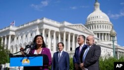 La representante Pramila Jayapal habla en una conferencia de prensa del Caucus Progresista del Congrreso frente al Capitolio, en Washington DC, el 12 de agosto de 2022.