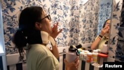 ARHIVA: Loren Nikols, koja ima dugotrajni kovid, uzima lek niske doze - Naltrekson - u svojoj kući u Andoveru u Masačusetsu, 3. avgusta 2022. 