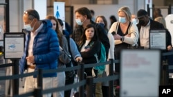 미국 로널드 레이건 워싱턴 내셔널 공항 이용객 일부가 마스크를 쓴 채 보안 검색을 기다리고 있다. (자료사진)