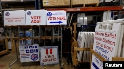 Los letreros de los precintos de votación se almacenan en la oficina del Supervisor de Elecciones del Condado de Leon antes de las elecciones de mitad de período en Tallahassee, Florida, el 5 de octubre de 2022.