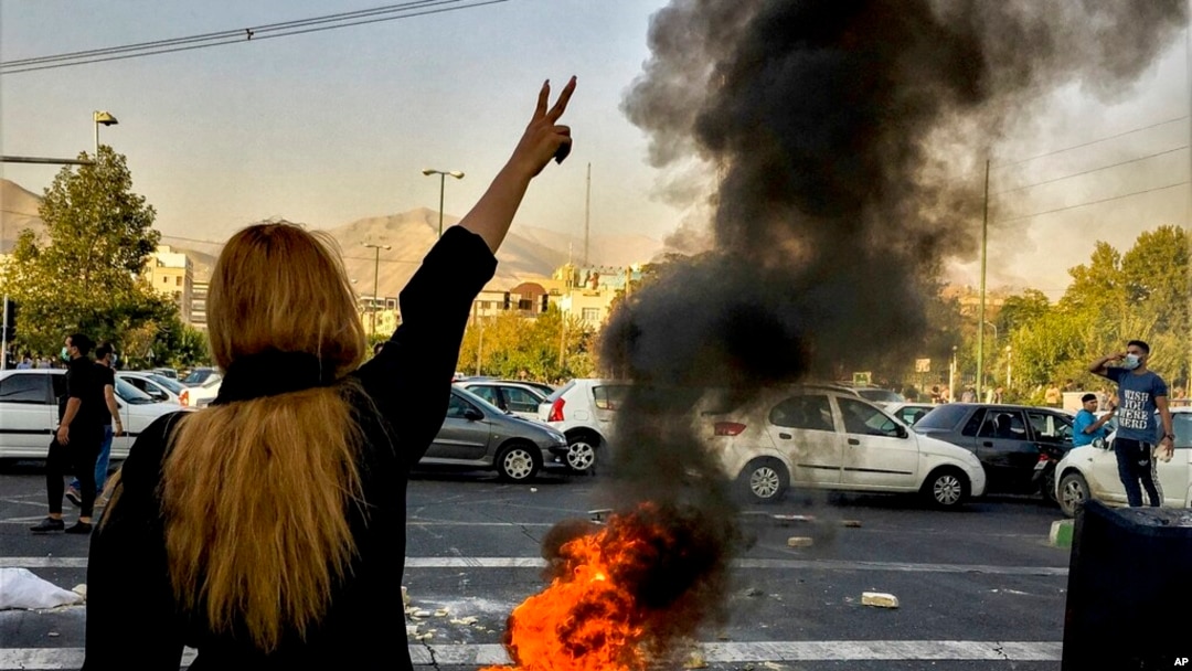 په ایران کې د یوې میاشت نه زیات وخت راهسې مظاهرې دوام لري. دغه احتجاجونه د پولیس په ولکه کې د مهسا امنیتي د مرګ وروسته شروع شوي دي. اخلاقي پولیس هغه په دې الزام نیولي وه چې حجاب يې په سر سم نه و اغوستی