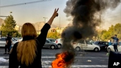 Iranci protestiraju zbog smrti 22-godišnje Mahse Amini nakon što ju je pritvorila policija morala, u Teheranu, 1. oktobra 2022. (Fotografiju AP-u dostavila osoba koja ne radi za tu agenciju.)