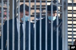 Fadil Novalić sa advokatom izlazi iz Suda BiH, gdje se izjasnio da nije kriv povodom optužnice za korupciju prilikom nabavka respiratora iz Kine.