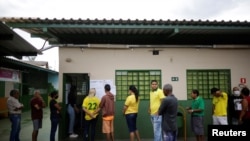 Eleitores brasileiros fazem fila para votar na segunda volta das eleiçōes (Brasília)