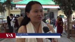 སྤྱི་ནོར་༧གོང་ས་༧སྐྱབས་མགོན་ཆེན་པོ་མཆོག་གིས་བལ་ཡུལ་རྣམ་རྒྱལ་མཐོ་སློབ་འཛིན་རིམ་བཅུ་གཉིས་ཀྱི་སློབ་མ་རྣམས་ལ་མཇལ་ཁ་སྩལ་གནང་བ། 