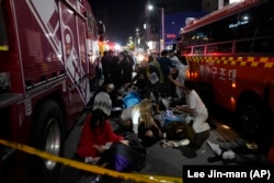 29일 핼러윈을 앞두고 인파가 몰리면서 대규모 인명 피해가 발생한 서울 이태원에서 구조대원과 시민들이 부상자들을 돕고 있다.