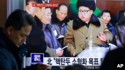 한국 서울역에 설치된 TV에서 북한 핵실험 관련 뉴스가 나오고 있다.