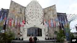 Dua turis Australia Gerry dan Selina Dunstan mengunjungi Monumen Peringatan Bom Bali di Kuta, Pulau Bali, 4 Oktober 2022.