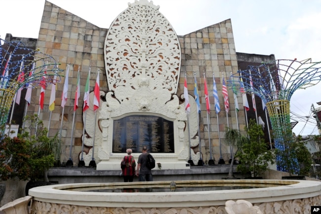 Turis Australia Gerry dan Selina Dunstan mengunjungi Monumen Peringatan Bom Bali di Kuta, Bali, pada 4 Oktober 2022. (Foto: AP)