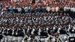 Miembros de la Guardia Nacional de México marchan en el desfile militar del Día de la Independencia, en el Zócalo de Ciudad de México, el 16 de septiembre de 2019.