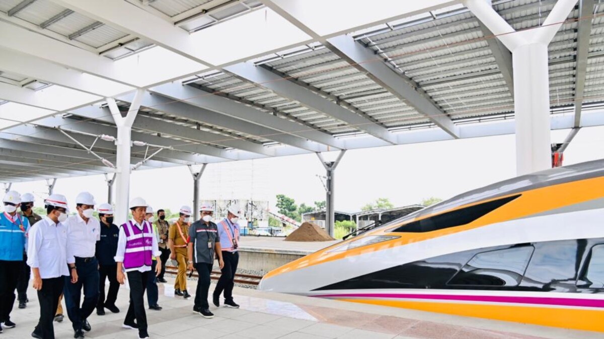 Jokowi Targetkan Kereta Cepat Jakarta-Bandung Beroperasi Juni 2023