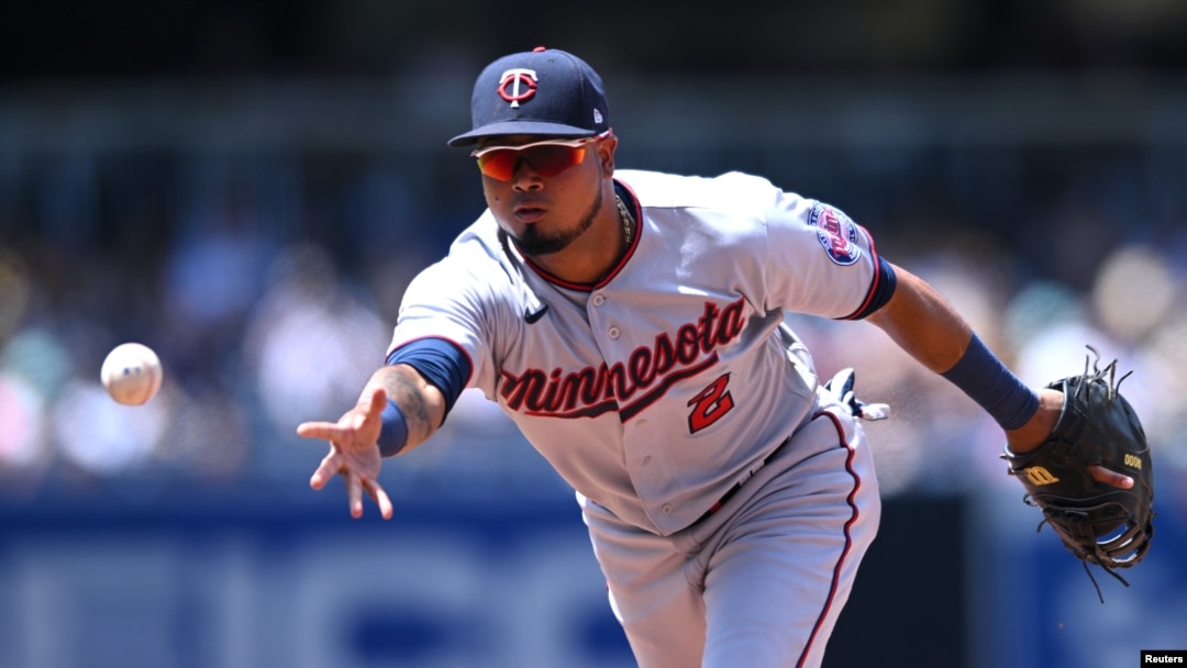 El bat flip viral de Luis Arráez en la MLB tras su tercer jonrón de la  temporada