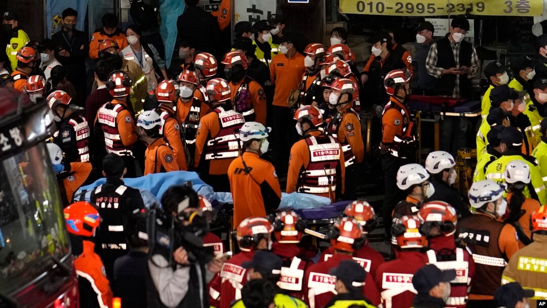 Para petugas SAR, damkar, dan polis membantu evakuasi korban desak-desakan saat perayaan Halloween di Seoul, Korea Selatan, Minggu, 30 Oktober 2022. (Foto: Lee Jin-man/AP Photo)