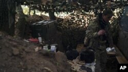 우크라이나군 병사가 지난 12일 남부 헤르손 주 전선에서 참호를 점검하고 있다.