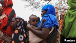 Des Éthiopiens déplacés internes font la queue pour recevoir de l'aide alimentaire dans le camp de Higlo pour personnes déplacées par la sécheresse, dans la ville de Gode, région somalienne, Éthiopie, le 26 avril 2022.