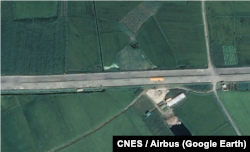 9월 5일 신압록강대교 북한 쪽 도로의 모습. 일부 구간에 황색 덮개가 덮이기 시작했다. 자료= CNES, Airbus / Google Eearth