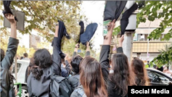 دختران معترض در ایران.