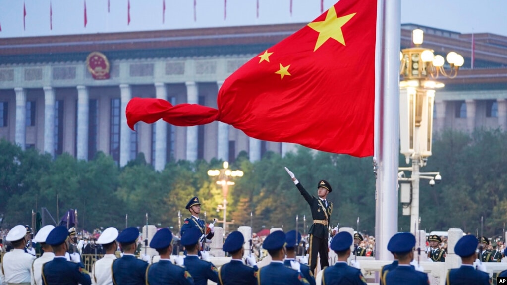 中国解放军仪仗队在国庆日的天安门广场举行升旗仪式。（2022年10月1日）(photo:VOA)