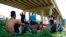 Migrantes esperando a ser procesados por la Patrulla Fronteriza tras cruzar de forma ilegal el Río Bravo desde México y hasta Estados Unidos, en Eagle Pass, Texas, el 26 de agosto de 2022.