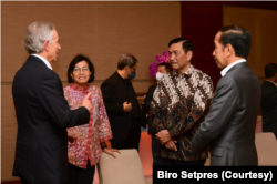 Presiden Jokowi berbincang dengan Dewan Komite Pembangunan IKN Nusantara Tony Blair dan meminta Blair untuk mempromosikan pembangunan IKN Nusantara Di ranah global. (Foto: Courtesy/Setpres)