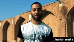 توماج صالحی - خواننده رپ و از چهره های هنری حامی اعتراضات سراسری در ایران 