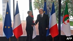Le Premier ministre algérien Aymen Benabderrahmane (à droite) accueille son homologue française Elisabeth Borne au palais du gouvernement dans la capitale Alger le 9 octobre 2022.