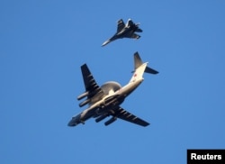 Pesawat milik Angkatan Udara Rusia Beriev A-50 dan jet tempur Sukhoi Su-27 terbang di Kaliningrad, Rusia, 25 April 2020. (Foto: Reuters)