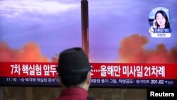 Seorang pria menonton televisi di sebuah stasiun kereta api di Seoul, Korea Selatan, yang menyiarkan laporan berita tentang Korea Utara yang menembakkan rudal balistik di atas Jepang, 4 Oktober 2022. (REUTERS/Kim Hong-Ji)