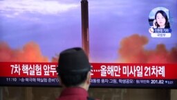 Seorang pria menonton televisi di sebuah stasiun kereta api di Seoul, Korea Selatan, yang menyiarkan laporan berita tentang Korea Utara yang menembakkan rudal balistik di atas Jepang, 4 Oktober 2022. (REUTERS/Kim Hong-Ji)