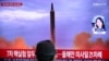 Seorang pria menonton televisi di sebuah stasiun kereta api di Seoul, Korea Selatan, yang menyiarkan laporan berita tentang Korea Utara yang menembakkan rudal balistik di atas Jepang, 4 Oktober 2022. (REUTERS/Kim Hong-Ji)