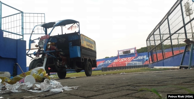 Kondisi di salah satu sudut Stadion Kanjuruhan pasca kerusuhan 1 Oktober 2022. (Foto: VOA/Petrus Riski)