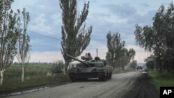 Militares ucranianos conducen un tanque en dirección de la localidad de Siversk, el sábado 1 de octubre de 2022, en la región de Donetsk, Ucrania. (AP Foto/Inna Varenytsia)