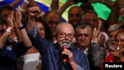 Lula da Silva zagaye da magoya bayansa a Brazil