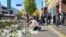 Maeng Geun-yeong, who worked as a security guard in Itaewon, leaves flowers at a makeshift memorial to the victims of the Seoul crowd surge, Oct. 31, 2022. (Lee Juhyun/VOA)