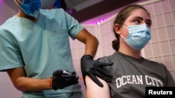 资料照片：14岁的肖恩·巴格利在宾夕法尼亚州的一家药房接种针对新冠病毒奥密克戎变种的辉瑞/生物技术疫苗加强针。(2022年9月8日)